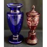 2 Vasen, blaues Glas, H. 40 cm; rotes Glas, mit Deckel, geschliffen, H. 41 cm, Altersspuren