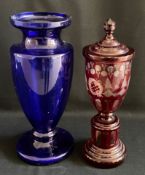 2 Vasen, blaues Glas, H. 40 cm; rotes Glas, mit Deckel, geschliffen, H. 41 cm, Altersspuren
