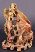 Tuschegefäß, China, aus Speckstein geschnitzt, ovales Gefäß von einem Affen und Vögeln umgeben, H.