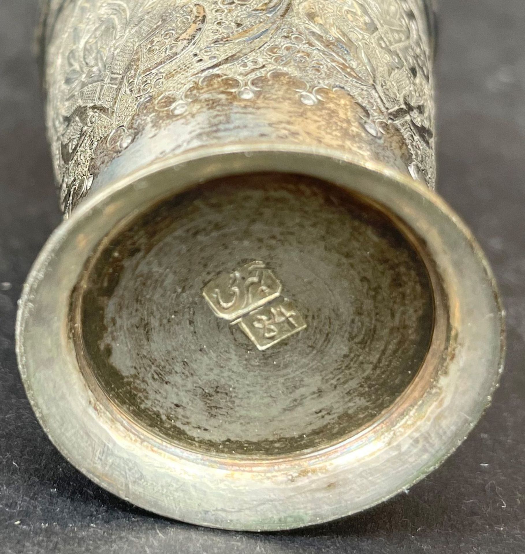 Konvolut persisches Silber mit feinen, reliefierten und geritzten Mustern: Schale, D. 19,5 cm; - Image 2 of 2