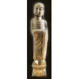 Stehender Buddha auf Lotussockel, Stein, in der Art der Sui-Dynastie (581-618 n. Chr) aus der