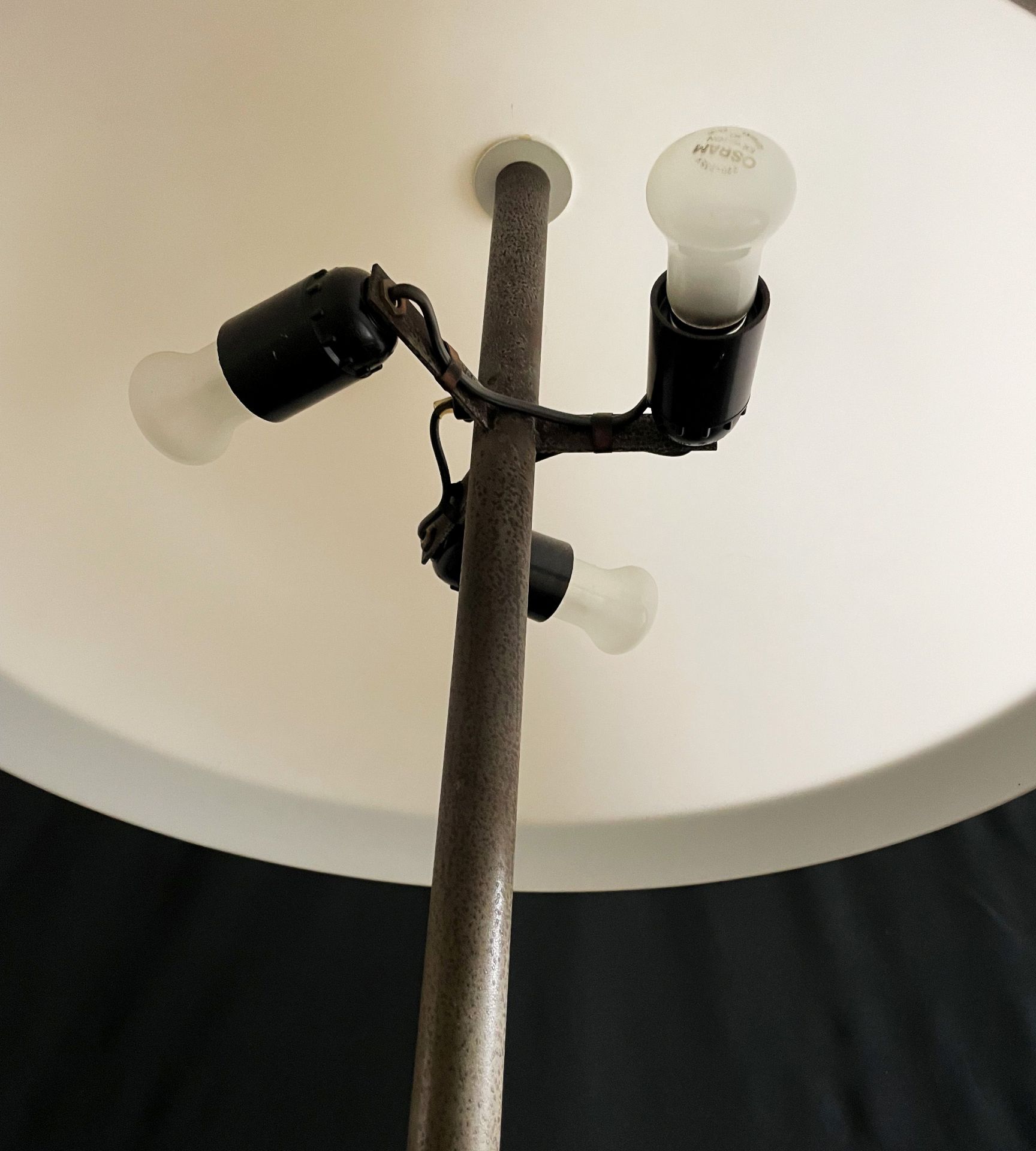 Vintage-Stehlampe, 60er Jahre, weißer halbrunder Schirm auf Metallständer, dreiflammig, - Image 2 of 2