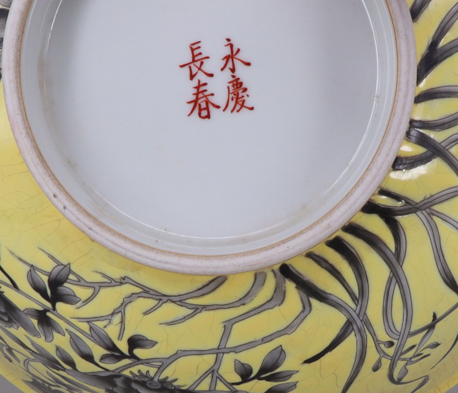 China, 19./20. Jh., große Schale, Porzellan, gelber Grund mit Blumen in Grisaille, gemarkt an der - Image 3 of 6