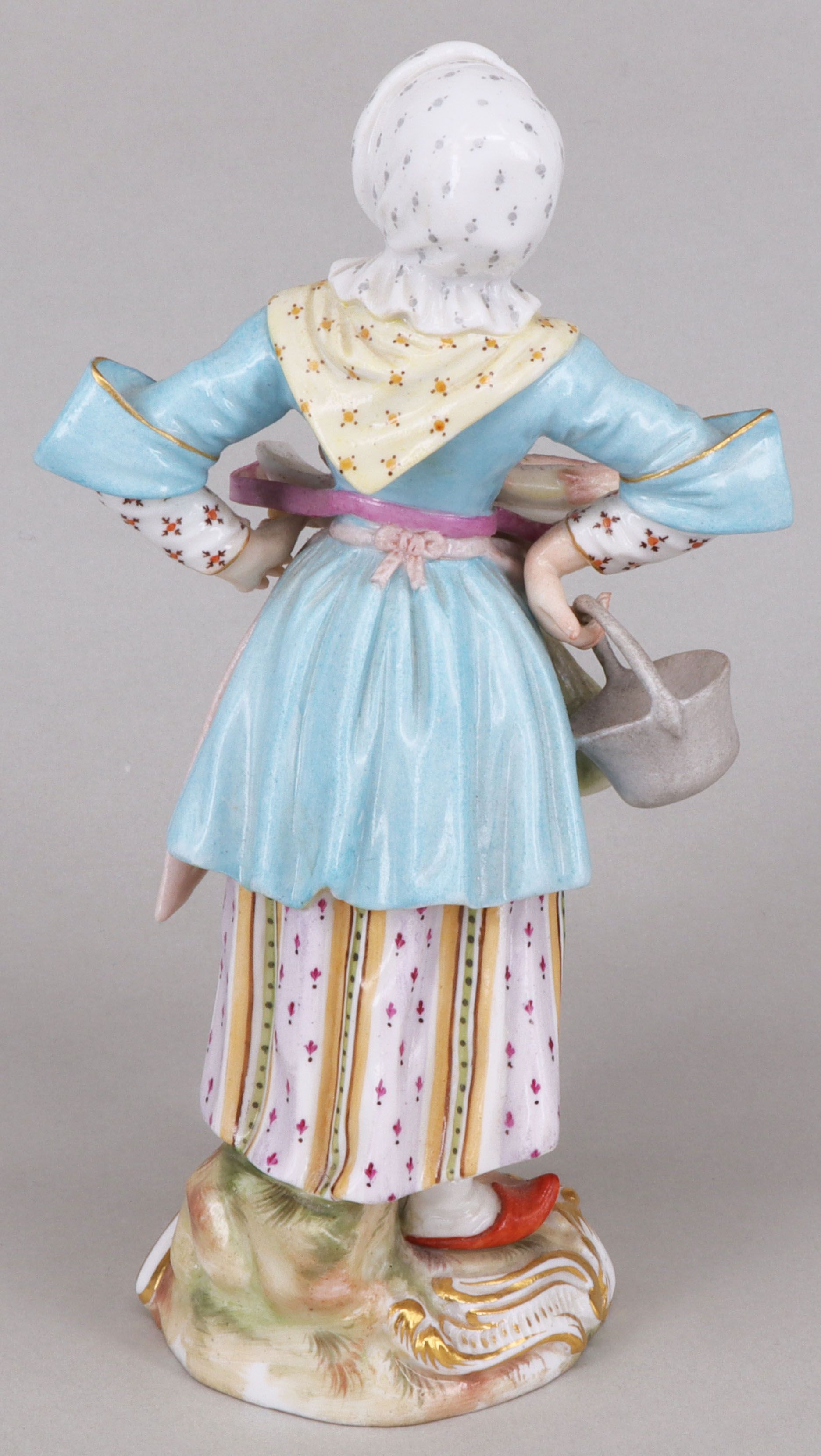 Meissen, um 1900, Pariser Fischverkäuferin in Kleid mit hellblauen Ärmeln, Modell Peter Reinicke - Image 2 of 5