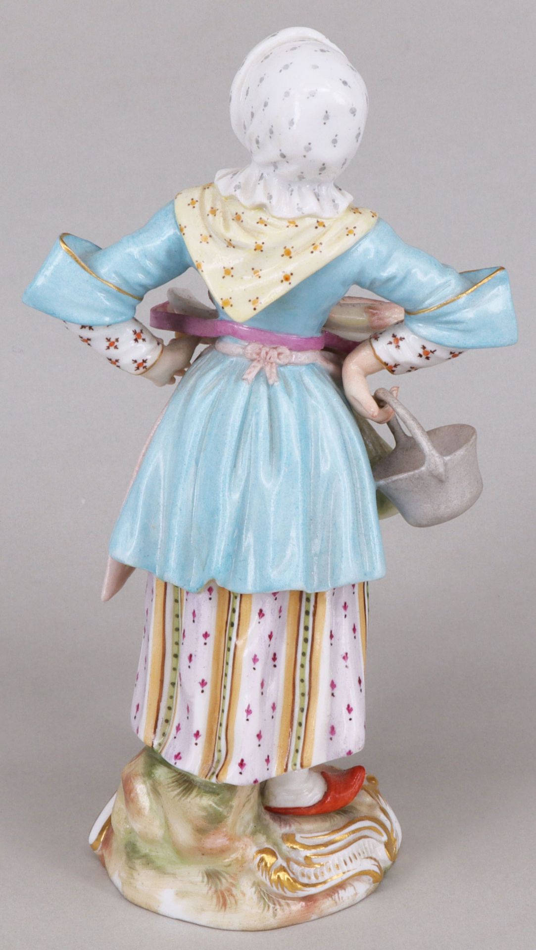 Meissen, um 1900, Pariser Fischverkäuferin in Kleid mit hellblauen Ärmeln, Modell Peter Reinicke - Image 2 of 5