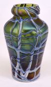 Kleine Vase, Jugendstil, irisierendes Glas mit weißen und dunkelblauen Fadenaufschmelzungen, H. 13