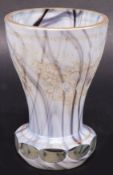 Biedermeierfußbecher, marmoriertes Überfanglas, Schliffdekor mit Gold, Blüten und Trauben, H. 14 cm