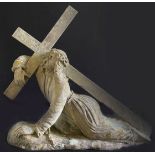 Kreuzträger, Steinfigur, 19. Jh.: Christus stützt sich mit einem Arm am Boden ab, während er mit dem