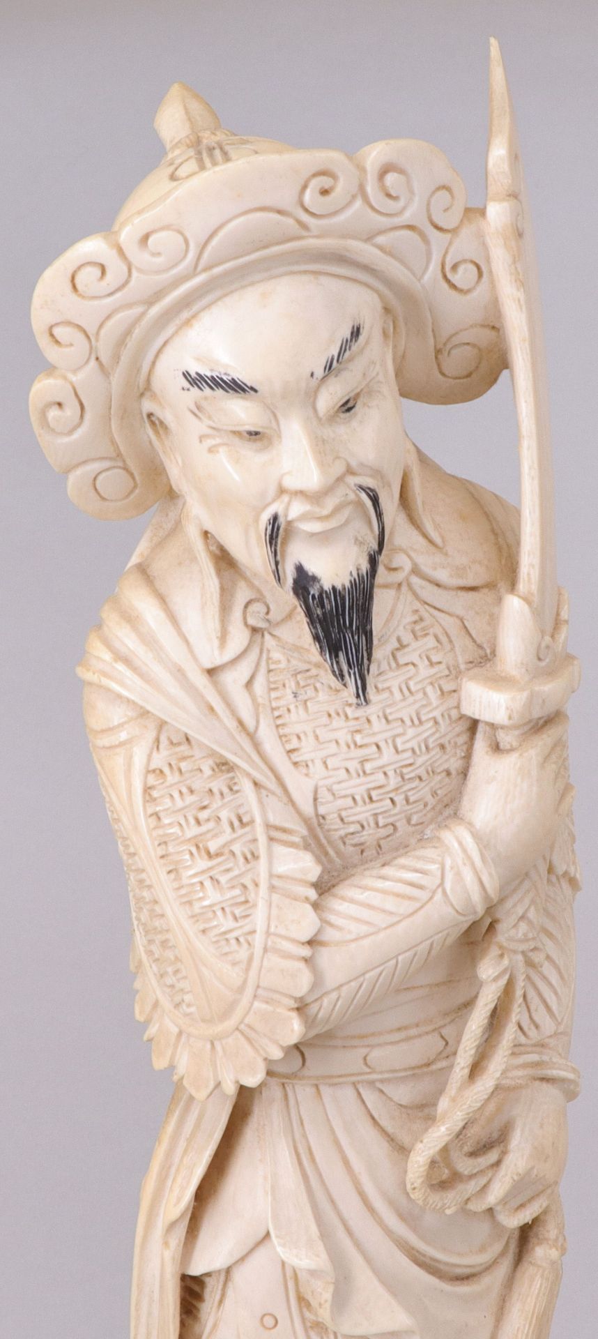 China, 19. Jh., Tempelwächter mit Schwert, auf einem mit Schriftzeichen verzierten Sockel stehend, - Image 5 of 5
