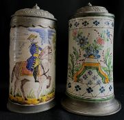 2 Fayencekrüge, wohl um 1900: Walzenkrug mit Zinnstandreif und -deckel, florales Dekor,