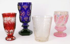 Konvolut Gläser, 19. Jh.: rubiniertes Glas, H. 13 cm; kobaltblaues Glas mit goldener Tier- und