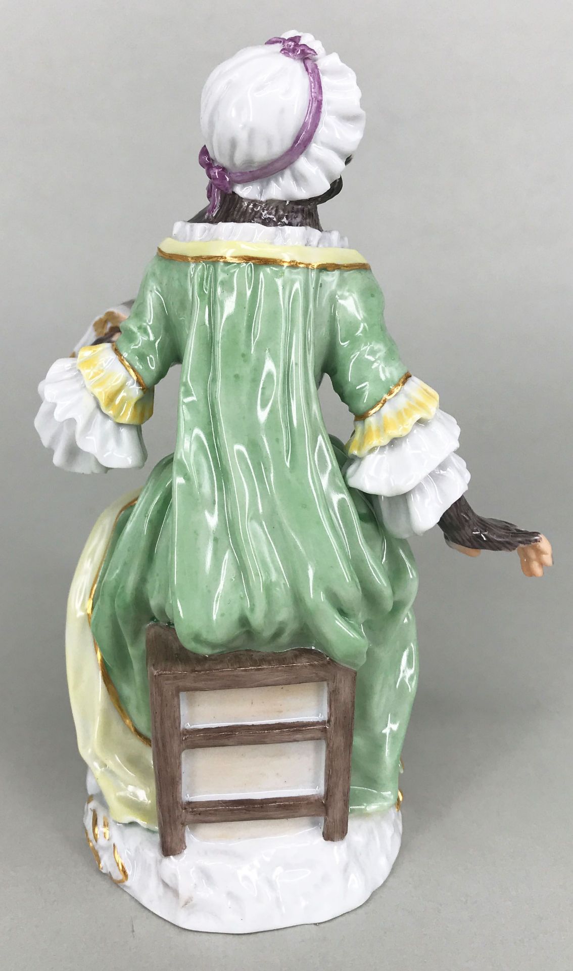 Meissen, Affe als Sängerin aus der "Affenkapelle", Schwertermarke Meißen, 1. Wahl, H. 12,5 cm. - Image 3 of 3