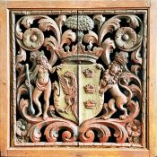 Renaissance Wappen, 17. Jh., Relief, plastisch und durchbrochen aus Holz geschnitzt und farbig
