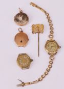 Konvolut, Altersspuren: 2 Armbanduhren (Werke laufen nicht an), 2 Medaillons, Nadel mit Wappenemblem