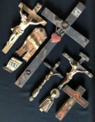 Konvolut Wand-Kruzifixe, 18./19. Jh., Holz, farbig gefasst, teils vergoldet, unterschiedliche