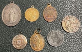 Konvolut Anhänger, Plaketten, Münzen, darunter: Friedrich, Deutscher Kaiser, König von Preußen,