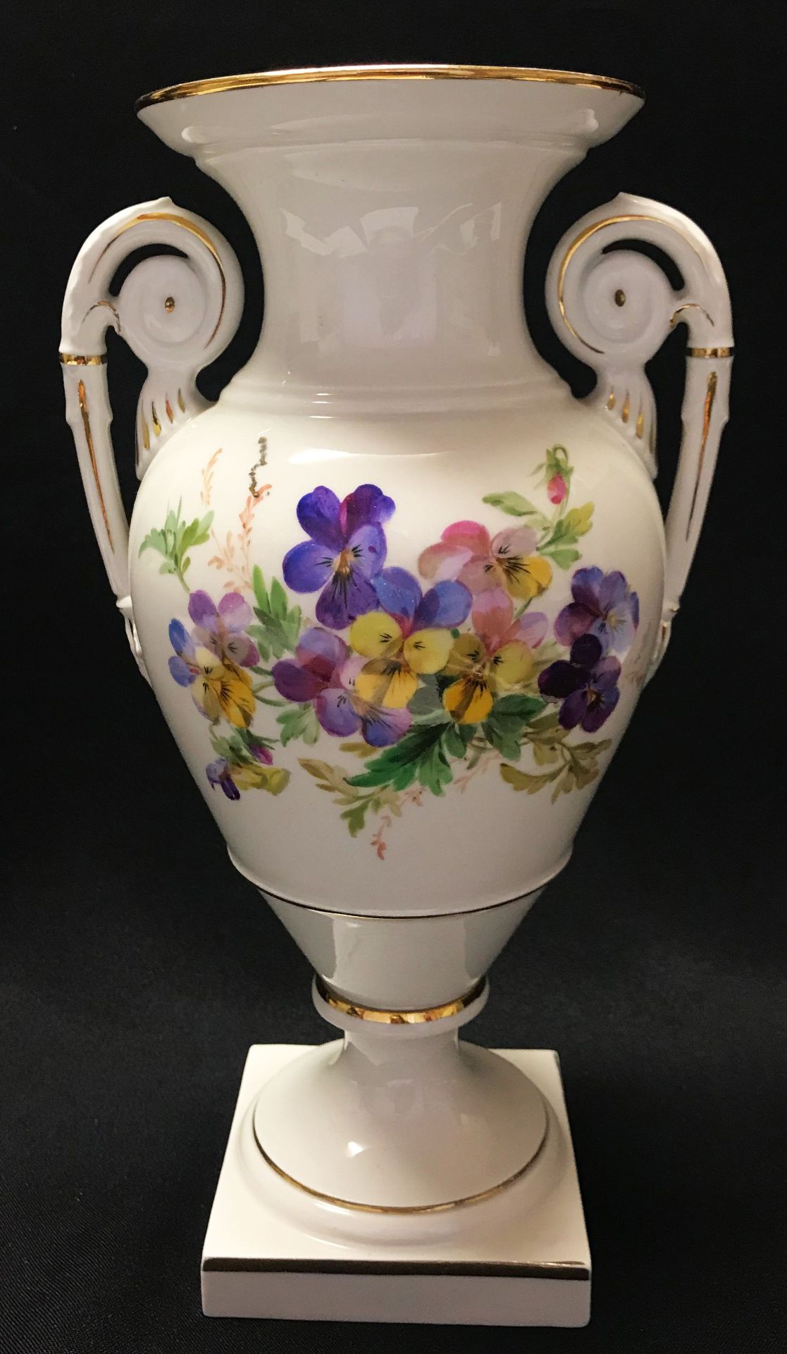 Meissen, Amphorenvase mit seitlich eingerollten Henkeln, Porzellan mit Blumendekor,