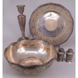 Konvolut persisches Silber mit feinen, reliefierten und geritzten Mustern: Schale, D. 19,5 cm;