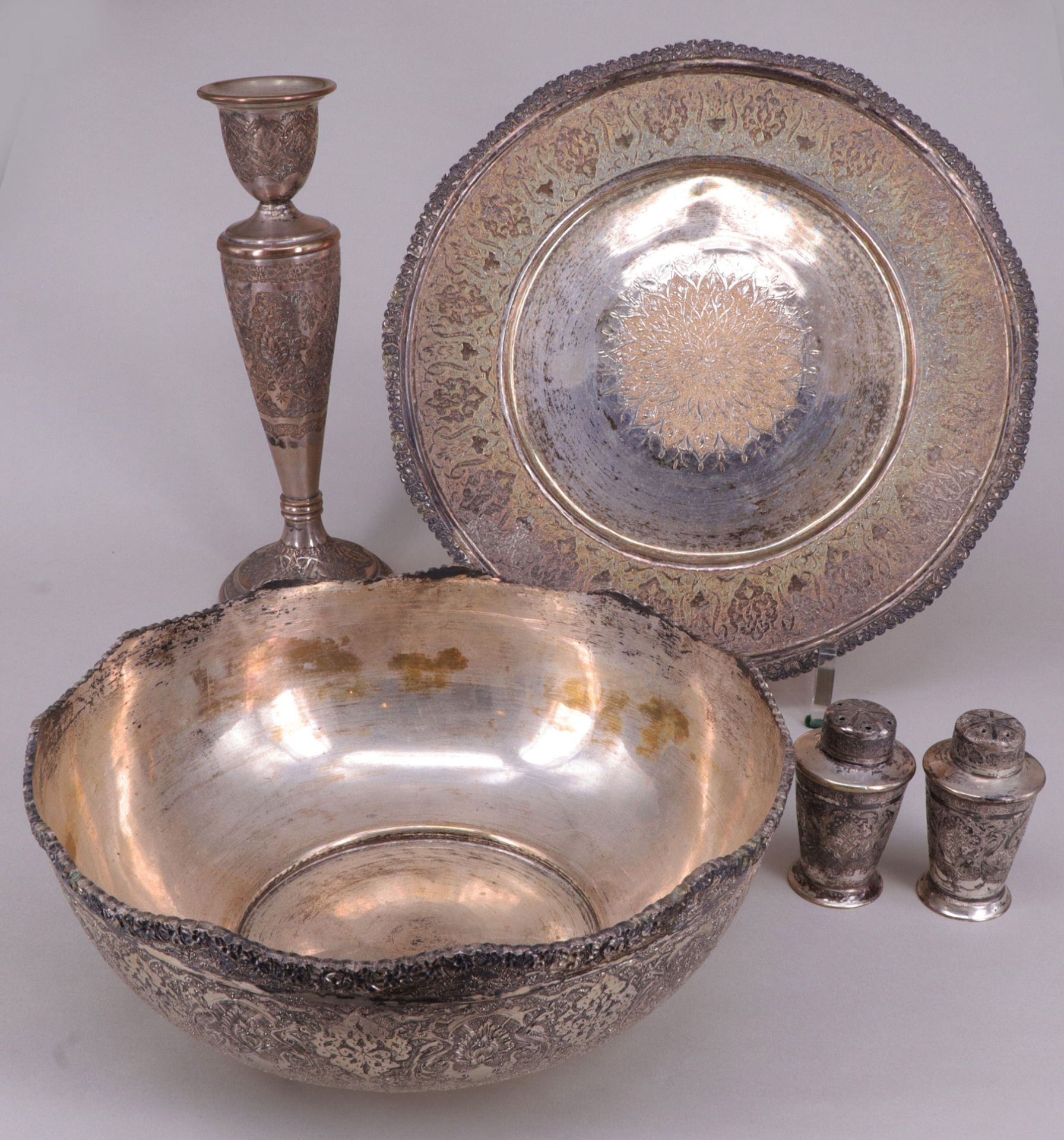 Konvolut persisches Silber mit feinen, reliefierten und geritzten Mustern: Schale, D. 19,5 cm;
