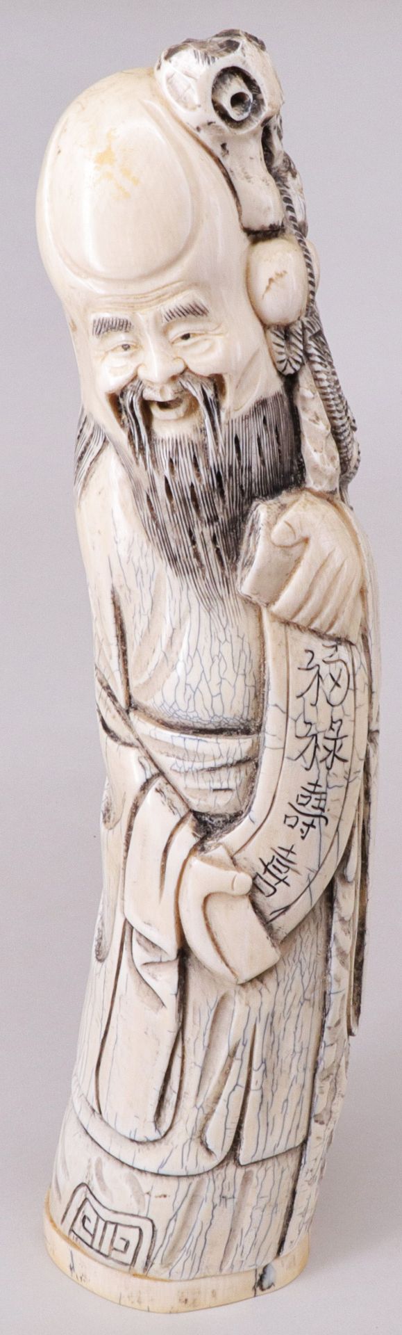 China, 19. Jh., Shoulao (Gotte des langen Lebens), Elfenbein, Spruchband mit Schriftzeichen,