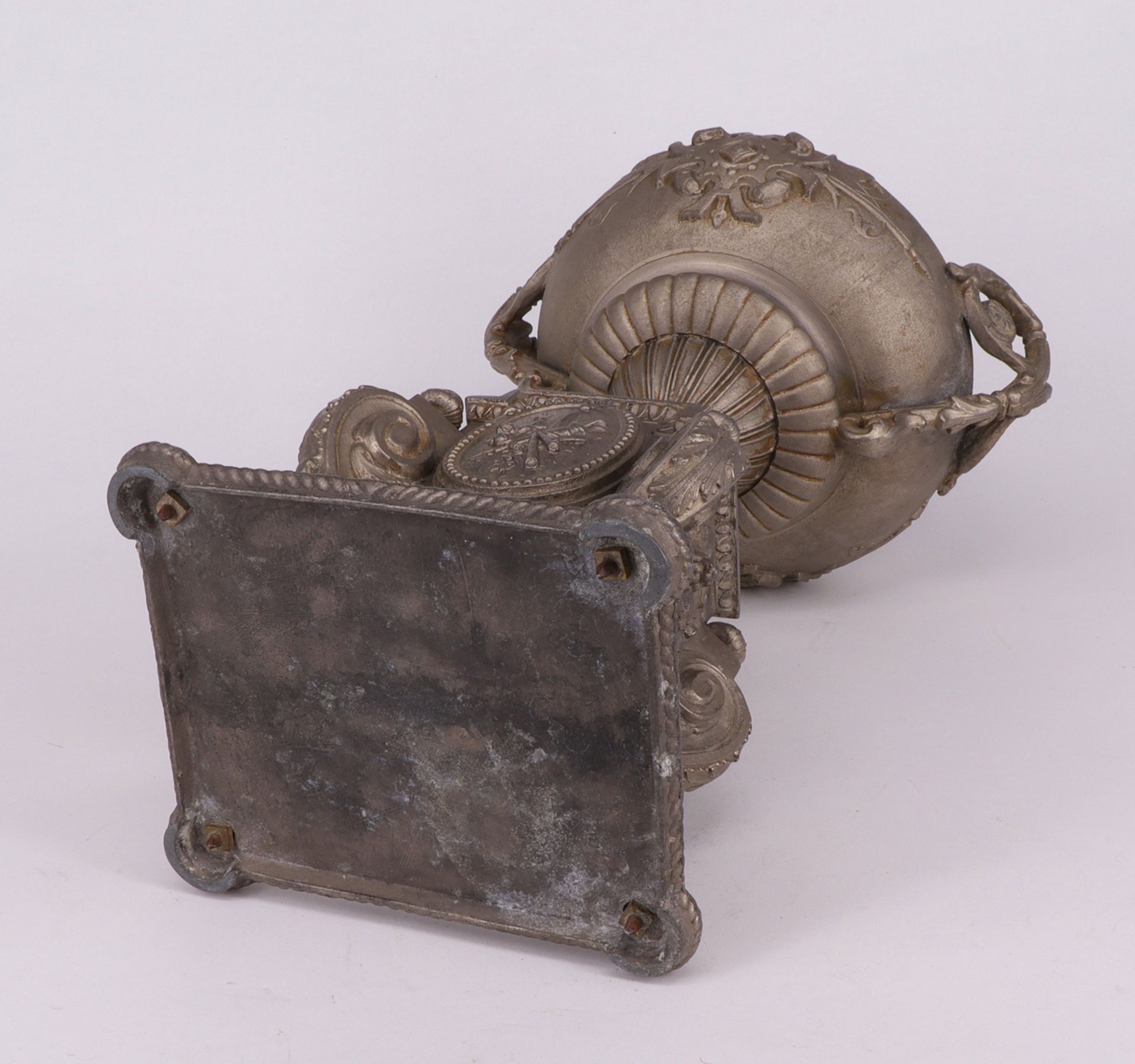 Zinnpokal, 1. H. 19. Jh., Ziegenbockfüße, eine Vase mit zwei Handhaben auf dem Sockel, mit - Image 2 of 4