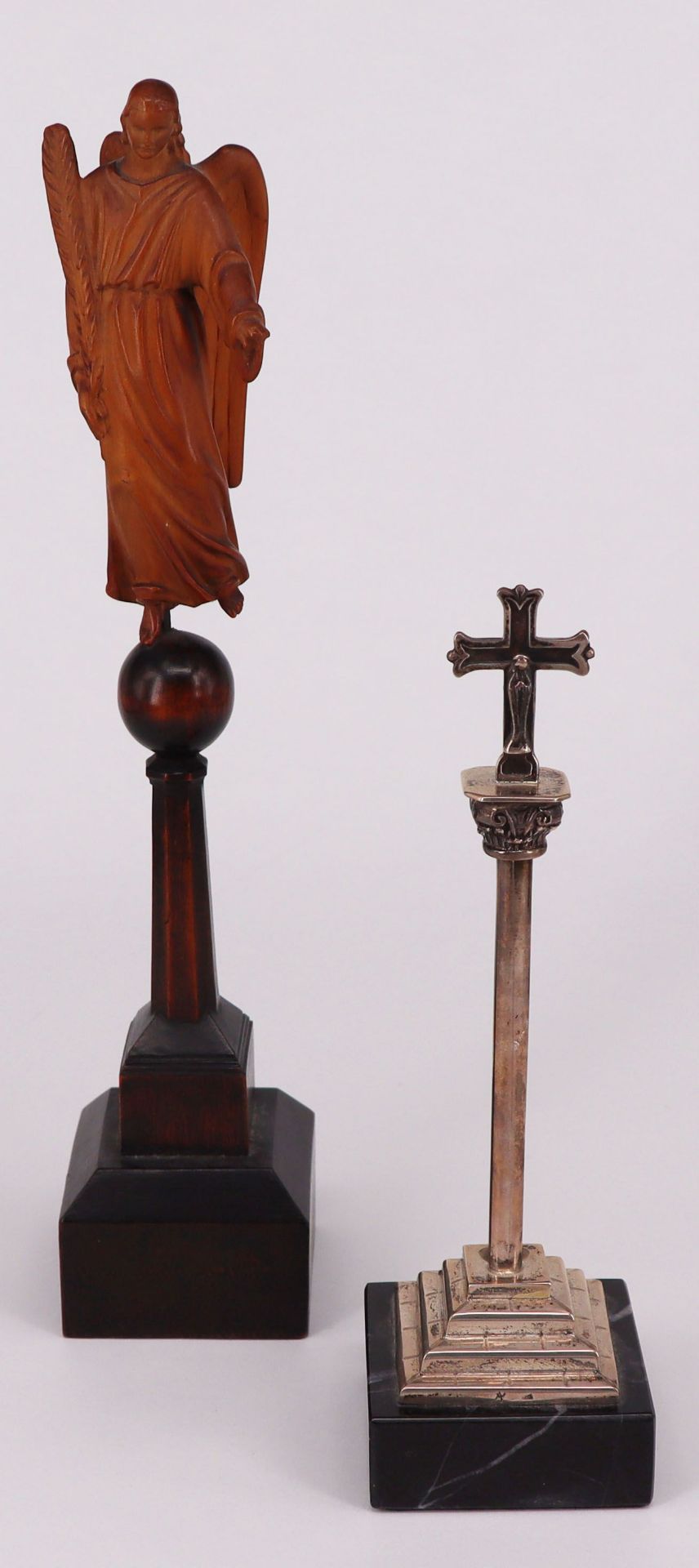 2 Figuren auf Sockel: Erzengel mit langen Flügeln und Palmwedel, Holz, mit dem rechten Fuß auf einer