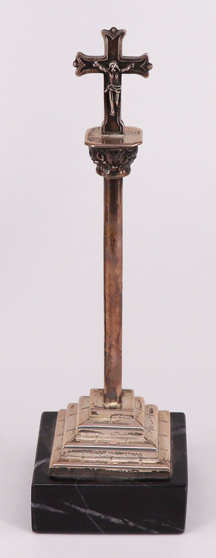 2 Figuren auf Sockel: Erzengel mit langen Flügeln und Palmwedel, Holz, mit dem rechten Fuß auf einer - Image 4 of 4