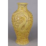 China, 20. Jh., gelbe Vase, Porzellan, mit reliefiertem Drachendekor, apokryphe Marke, alte