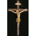 Kruzifix, 18. Jh.: Christus am Kreuz im Dreinageltypus, Holz, farbig gefasst, Altersspuren.
