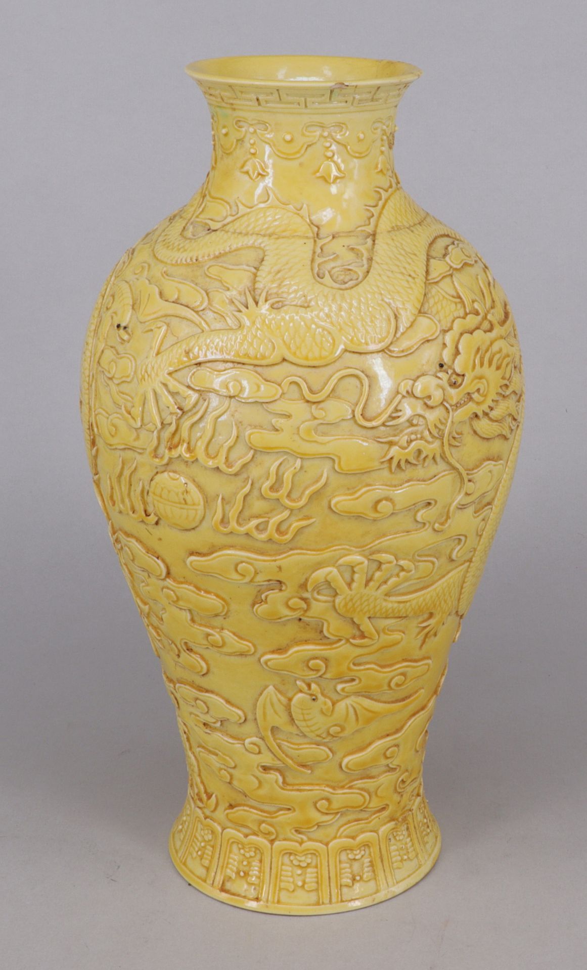 China, 20. Jh., gelbe Vase, Porzellan, mit reliefiertem Drachendekor, apokryphe Marke, alte - Image 4 of 5