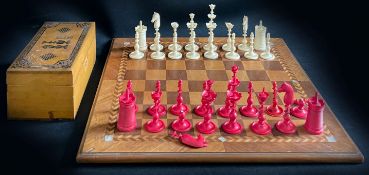 Schachspiel, 19. Jh., Bein, mehrteilig gefertigt und montiert, weiß und rot, Altersspuren, teils