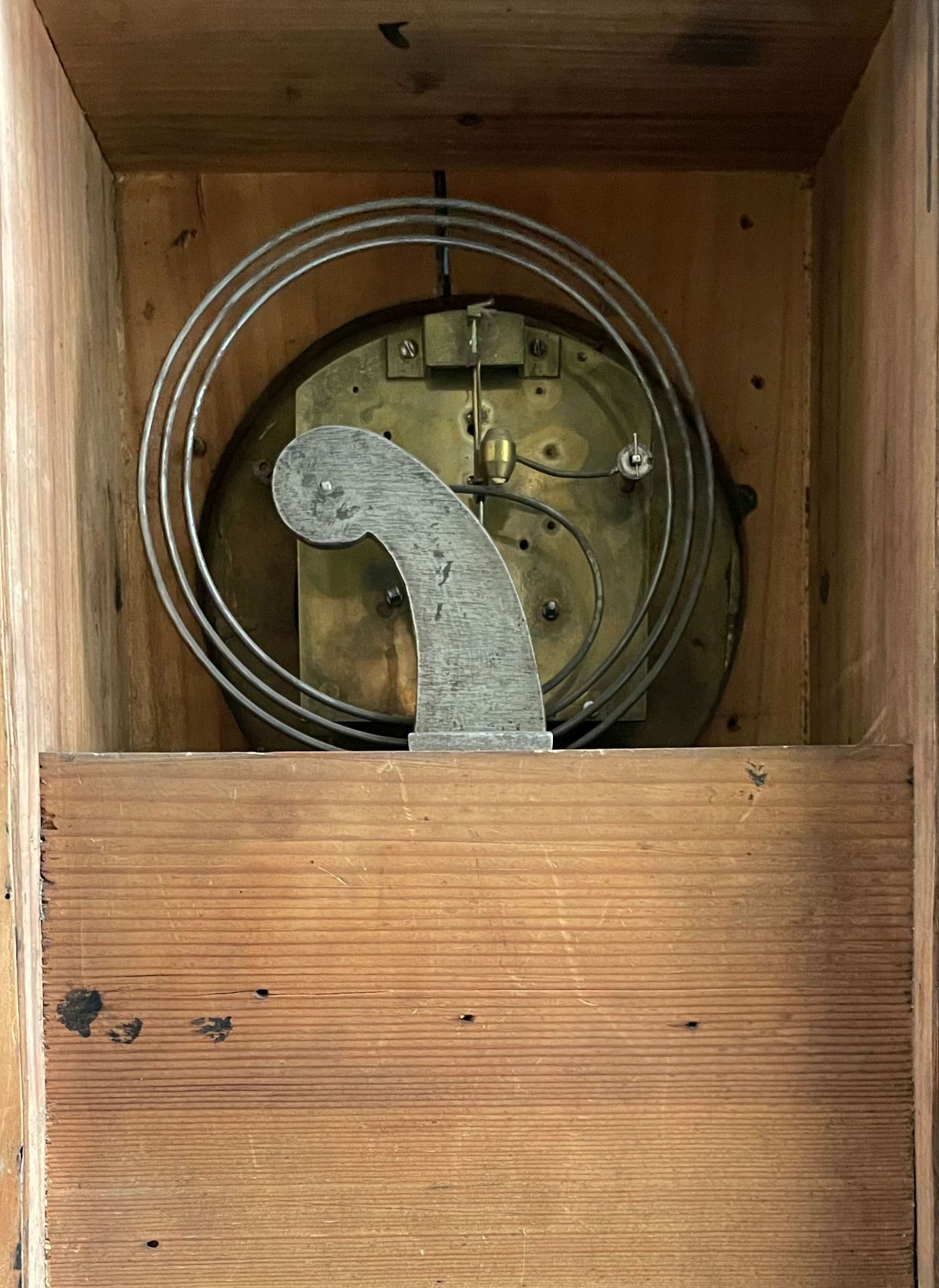 Biedermeier-Uhr mit Konsole, 19. Jh.: hochrechteckiges Uhrengehäuse, Emailziffernblatt mit römischen - Image 3 of 5