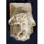 Steinskulptur, Kopf eines Bärtigen mit Hut vor rechteckiger Platte, Alters- und Witterungsspuren,