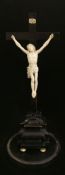 Kruzifix unter Glashaube, 18.Jh., Korpus aus Elfenbein, Dreinageltypus, feine Schitzerei,