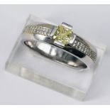 Ring, 750er WG, laut Schmuckpass Diamant cushion 1,06 ct, fancy yellow vs2, Brillanten ca. 0,28 ct