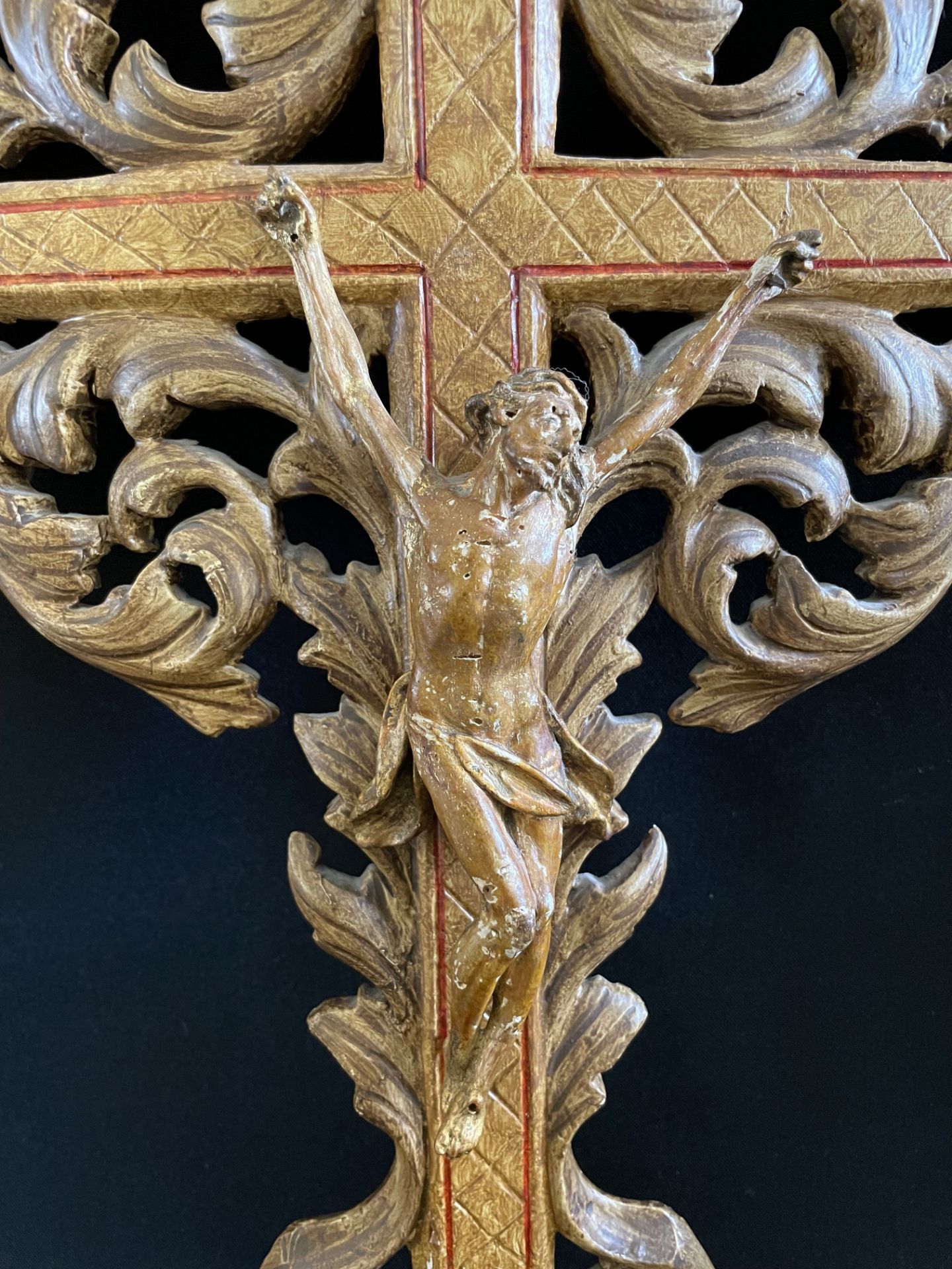 Kruzifix, 19. Jh.: Christus am Kreuz, umgeben von geschnitzten Ornamenten, Holz, farbig gefasst, - Image 2 of 3