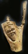 Afrikanischer Kopf, beschnitztes Holz, teils naturbelassen, ausdrucksstarkes Gesicht, rückseitig