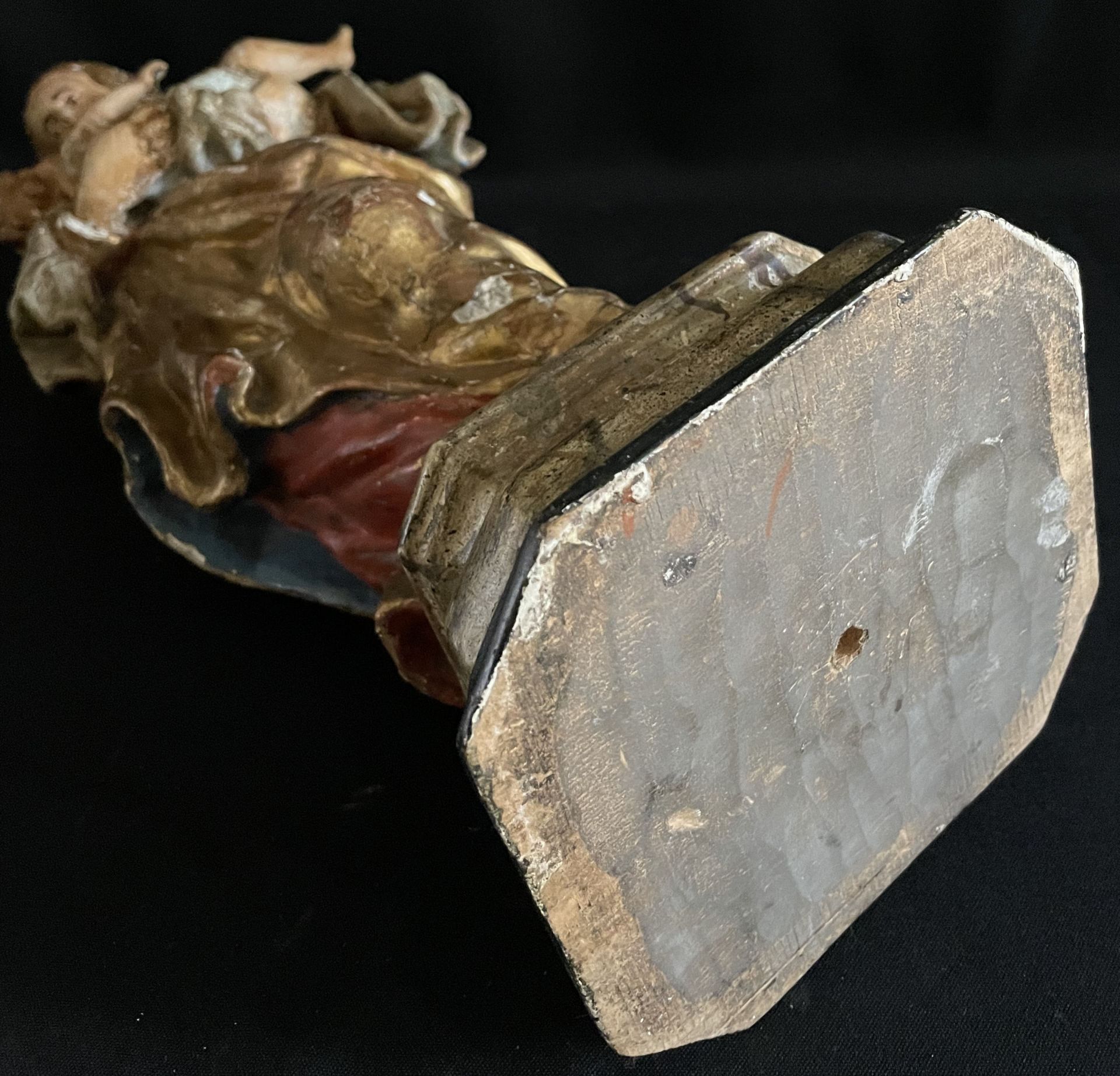 Süddeutsch, 18. Jh., Madonna, Holz, gefasst. Auf Sockel bewegte Haltung mit dem Jesus in beiden - Bild 3 aus 4