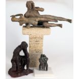 Drei Skupturen: Rudolf Pfefferer, Umschlungenes Paar, Bronze auf Marmorplinthe, signiert auf der