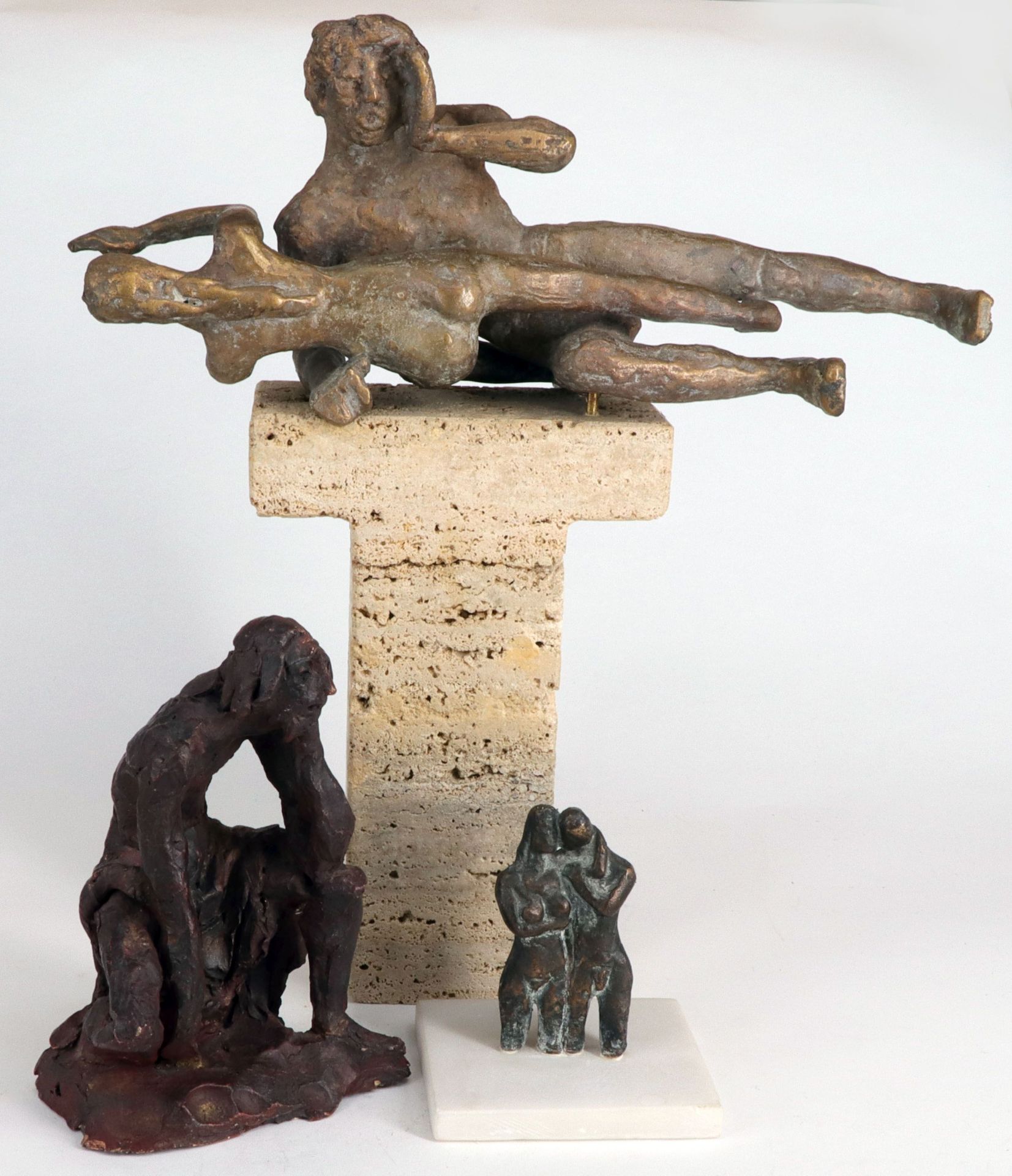 Drei Skupturen: Rudolf Pfefferer, Umschlungenes Paar, Bronze auf Marmorplinthe, signiert auf der
