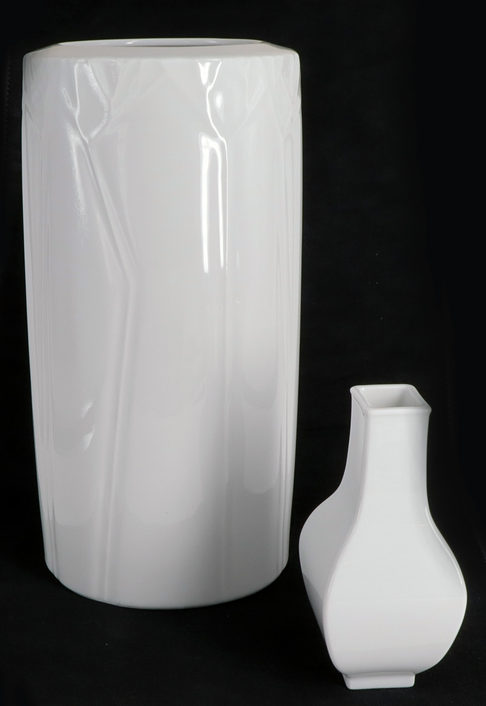 Meissen, 2 Vasen, Porzellan, weiß. Kreisrunde, hohe Vase mit stilisiertem Blattdekor, H. 26,5 cm