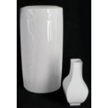 Meissen, 2 Vasen, Porzellan, weiß. Kreisrunde, hohe Vase mit stilisiertem Blattdekor, H. 26,5 cm