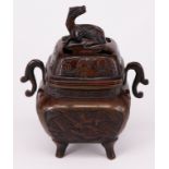 China, um 1900, Weihrauchgefäß bzw. Censer, seitliche Handhaben, Bronze, mit Pho-Hund auf dem