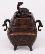 China, um 1900, Weihrauchgefäß bzw. Censer, seitliche Handhaben, Bronze, mit Pho-Hund auf dem