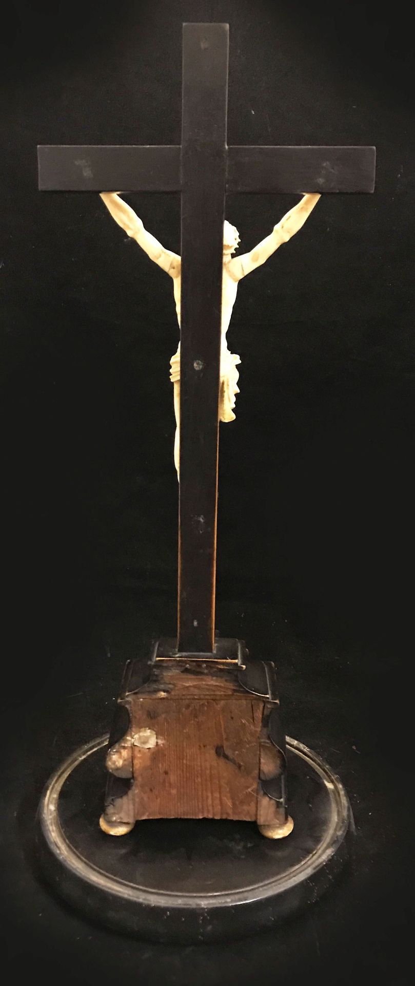 Kruzifix unter Glashaube, 18.Jh., Korpus aus Elfenbein, Dreinageltypus, feine Schitzerei, - Image 4 of 5