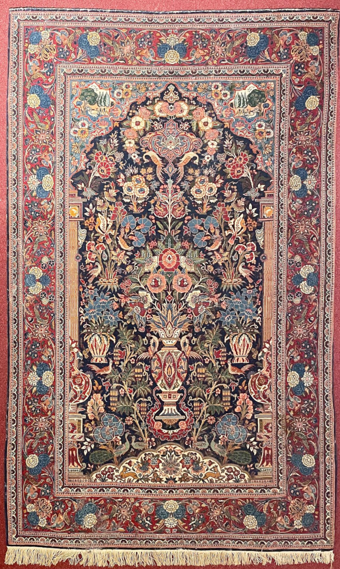 Orientteppich, Wandteppich, Vase mit floralem Muster, rot und blau, Altersspuren, einseitig