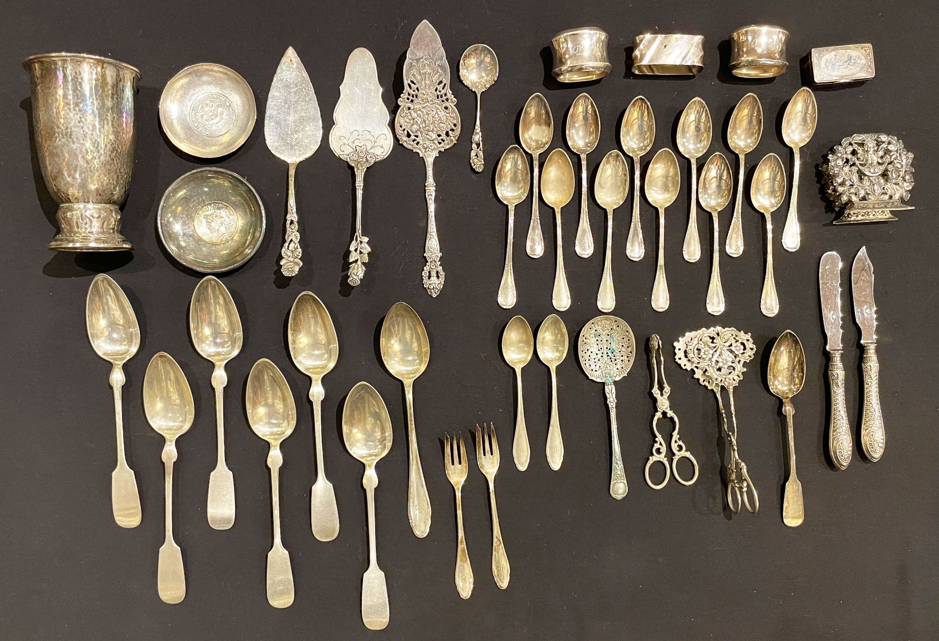 Konvolut Silberobjekte, unterschiedliche Objekte und unterschiedliche Dekore: Serviettenhalter mit