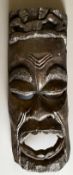 Große afrikanische Maske aus dunklem Holz geschnitzt, Relief mit zwei spielenden Kindern als