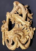 Großes Ornament, 18. Jh., Holz, feine Schnitzereien, goldene Fassung, ein Vogel mit einem Apfel