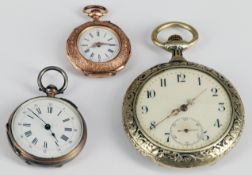 Konvolut von drei Taschenuhren: kleine Damenuhr, 585er Roségold (geprüft), Uhr läuft an (Werk
